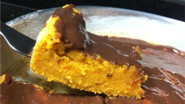 O bolo de cenoura com chocolate é um prático e essa receita não precisa de ingredientes de origem animal (Créditos: TudoGostoso/Maynara Galeoti)
