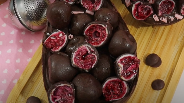 Ovo de Páscoa no sabor framboesa e chocolate decorado com Franuí (Créditos: Youtube Analyse Martins)