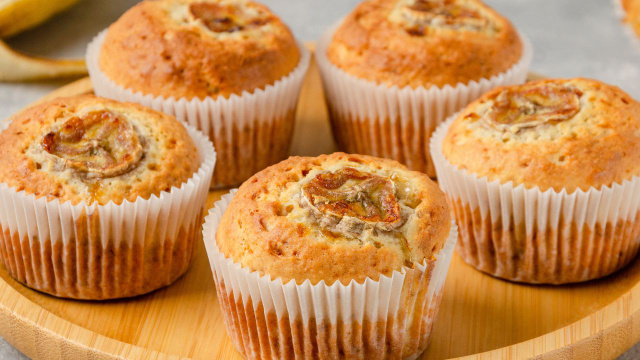 Cupcake de banana fácil é o lanche doce perfeito para colocar a lancheira das crianças (e o bolinho pronto pode ser congelados)