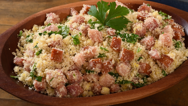 Não fica seca! Aprenda o truque para fazer uma farofa de calabresa molhadinha e saborosa