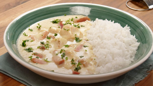 Frango com creme de batata e bacon servido com arroz branco: receita perfeita para o almoço de domingo! (Créditos: TudoGostoso)