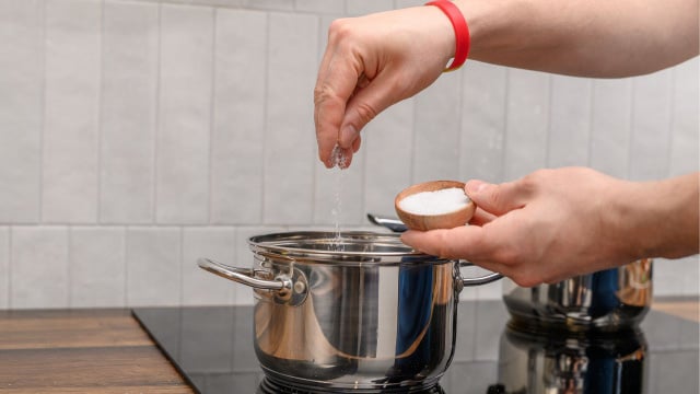 O sal não acelera o cozimento dos ovos, mas pode oferecer alguns benefícios nesse processo (Créditos: Shutterstock)