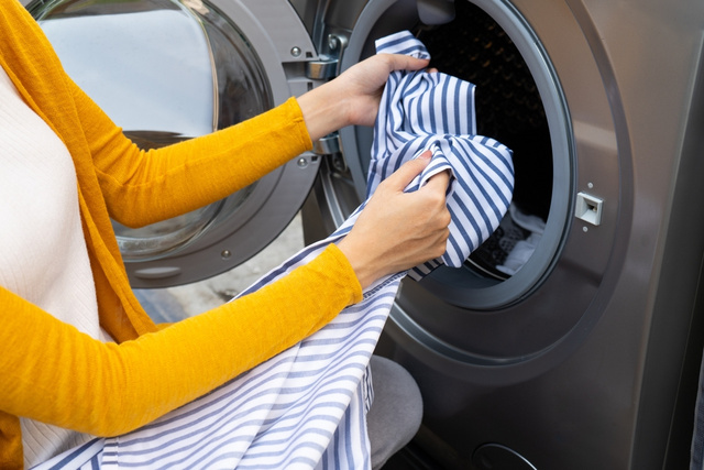 O truque que quem mora em apartamento usa para secar roupa rápido no frio — e quase ninguém conhece