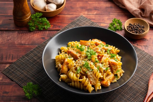 Tem 20 minutos? Então o jantar tá garantido com esse macarrão vegano cremoso que conquista até quem ama carne