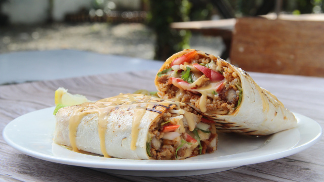 Faço esse burrito caseiro aos fins de semana para levar para o trabalho: o recheio é muito suculento!