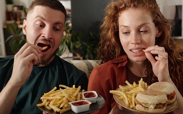 O que acontece com o corpo se você comer 360 gramas de batata frita por dia?