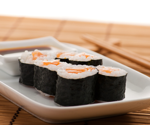 O Maki é um sushi enrolado em alga nori, cortado em rodelas. (créditos: Shutterstock)