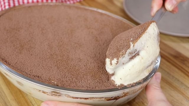 Esse tiramisù de travessa é tão cremoso que parece sobremesa de restaurante caro