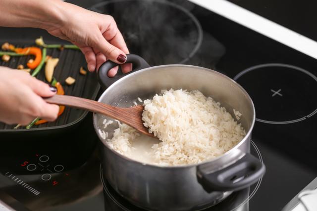 Fim do mistério! Conheça o truque de chef para o arroz branco nunca mais ficar empapado
