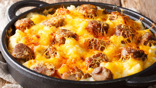 Caçarola de batata com calabresa e queijo é a receita que vai ganhar toda a família no almoço de domingo