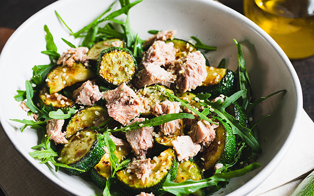 Salada de abobrinha com atum é a receita deliciosa (e fácil) para qualquer refeição: basta temperar bem, misturar e aproveitar