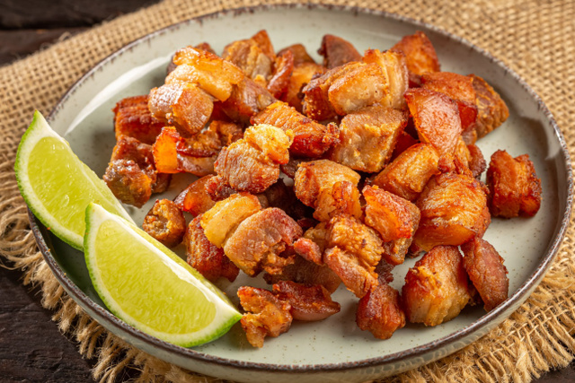 Torresmo é um daqueles petiscos obrigatórios de serem consumidos! (Créditos: Shutterstock)