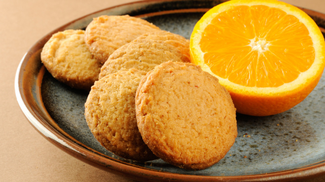 Sem açúcar, sem farinha e sem óleo: esses biscoitinhos de laranja macios por dentro e crocantes por fora são perfeitos para o lanche da tarde