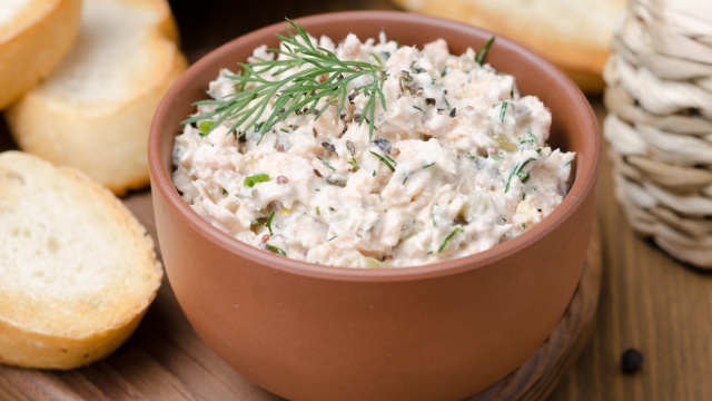 Patê de sardinha cremoso: sirva no lanche com torrada ou use para fazer um sanduíche delicioso