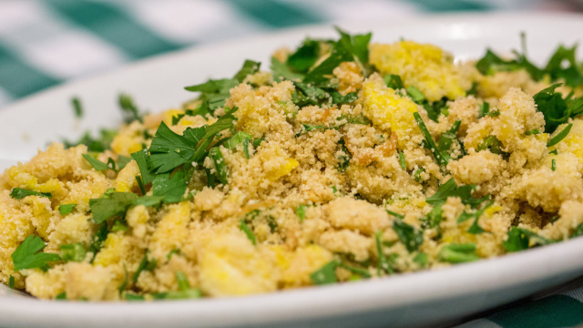 Farofa da vovó que virou da mamãe e agora é minha: receita simples de família com um ingrediente diferente que a torna um acompanhamento especial