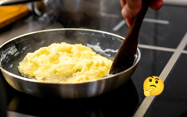 Seus ovos mexidos vão ficar mais cremosos e saborosos se forem misturados com esse ingrediente incomum (e fica pronto em 60 segundos!)