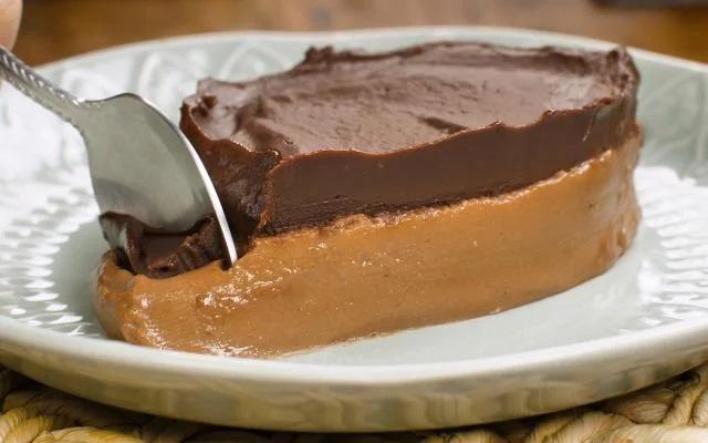 Essa sobremesa de duas camadas é muito cremosa e refrescante (Créditos: TudoGostoso)