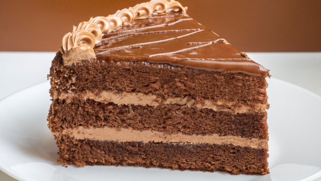 Bolo mousse de chocolate de comer com os olhos fechados: massa fofinha que derrete na boca e doce na medida certa