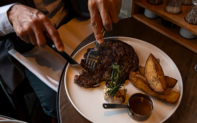 Regra dos 5 minutos que quase ninguém segue é o motivo do bife duro e seco