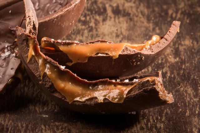 Ovo Twix é a combinação perfeita de chocolate, caramelo e biscoito que você precisa fazer nesta Páscoa!