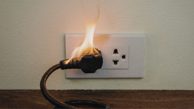 Um aparelho que deve sempre ser desligado da tomada após o uso para reduzir o risco de incêndio