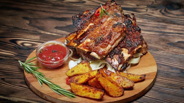 Todo ano faço essa receita que aprendi no TudoGostoso para o almoço de Dia dos Pais: costelinha de porco na airfryer com barbecue