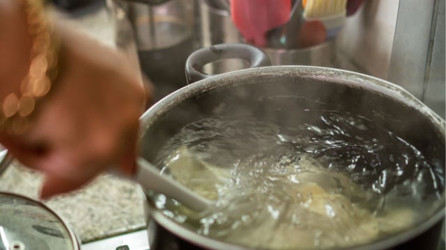 Antes de misturar o louro com vinagre, as folhas devem ser fervidas com água para concentrar o aroma (Créditos: Shutterstock)