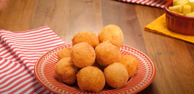 Bolinha de queijo. (créditos: Youtube/TudoGostoso) 