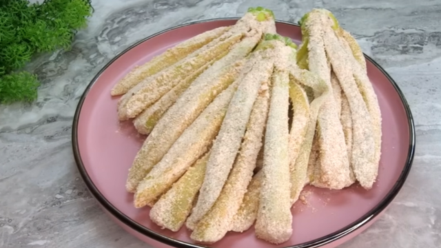 Abobrinhas empanadas antes de fritar. (créditos: (créditos: Reprodução Youtube Cook at home, cook deliciously)