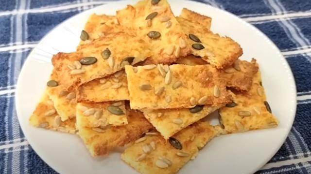 Substitua a torrada do café da manhã ou lanche por esse biscoito salgado SEM TRIGO de 4 ingredientes: receita baixa em carboidratos é muito fácil