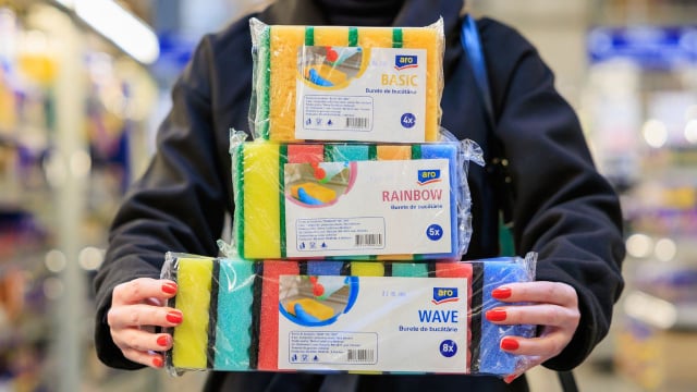 Eu compro pacotes de esponjas de uma só vez e não é por causa da louça: eu as corto, deixo de molho e as utilizo de cinco maneiras