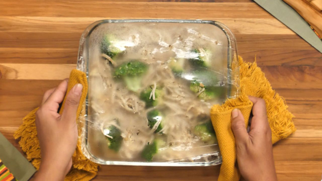 Refratário com macarrão, brócolis e frango coberto com papel-filme recém saído do micro-ondas (Créditos: TudoGostoso)