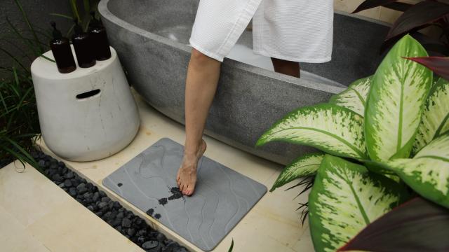 Confira as principais vantagens de utilizar um tapete de pedra no banheiro (Créditos: Shutterstock) 