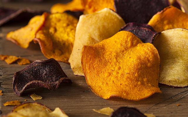 Pra fazer hoje no forno ou na airfryer: receita simples de chips de legumes crocante é o melhor snack saudável do mundo