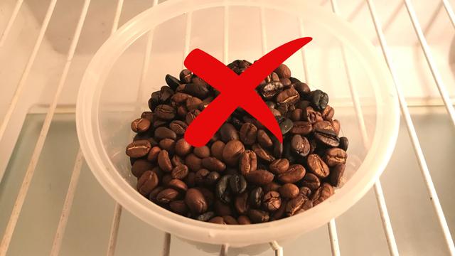 Lugar de café NÃO é na geladeira: essa mania de brasileiro é um erro, veja forma correta de armazenar o pó de café