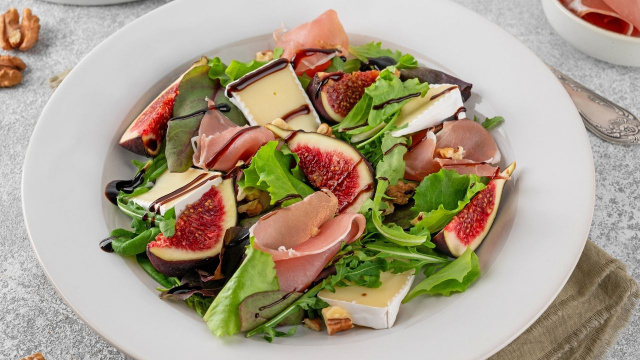 Salada refrescante de figos servido com queijo, alface, rúcula e peito de peru (Créditos: Shutterstock)