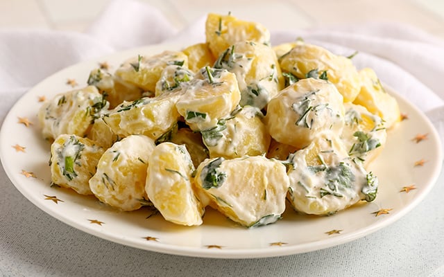 Para comer quente ou frio: a salada de batata alemã é um clássico simples e saboroso, o acompanhamento perfeito para fazer o ano todo