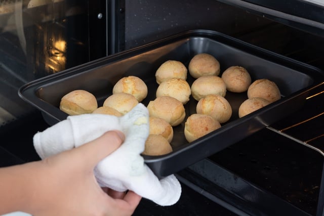 A ciência do pão de queijo: "O segredo para você acertar a receita é entender sobre o polvilho. Existem até brigas entre quem acha que a receita tem que levar só polvilho doce, só polvilho azedo e quem acha que tem que levar os dois"
