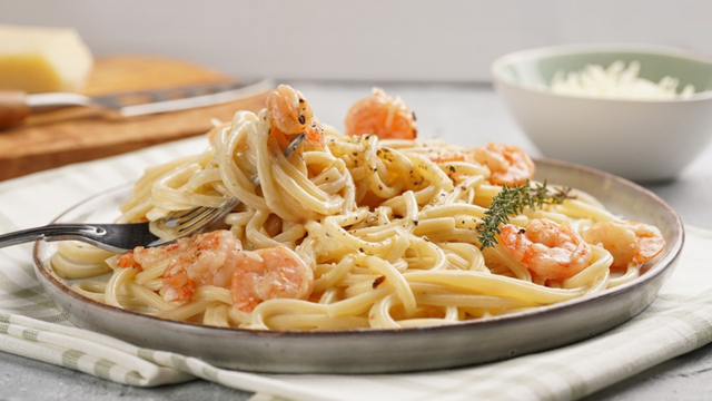 Espaguete com camarão e limão siciliano: receita leve, rápida e cheia de sabor