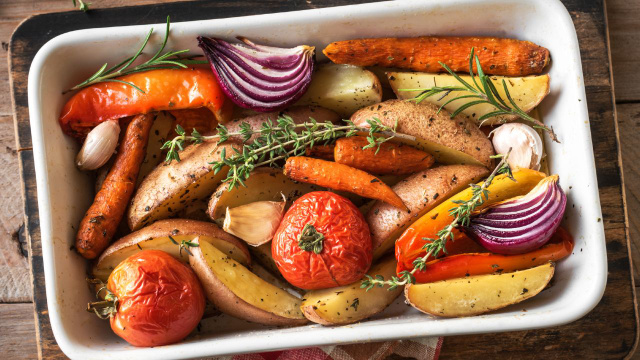Legumes assados na airfryer são fáceis e rápidos de fazer (Créditos: Shutterstock)
