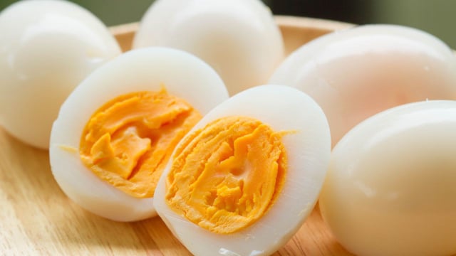 Ovo é uma das principais fontes de colina, nutriente essencial para o funcionamento do cérebro (Créditos: Shutterstock)