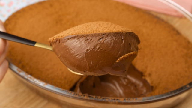 Nem forno, nem fogão: essa sobremesa cremosa de chocolate com 4 ingredientes é fácil e irresistível para você fazer ainda hoje