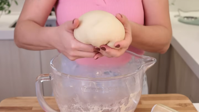 A massa da torta. (Créditos: Leticia Sweet Cake/ reprodução YouTube)