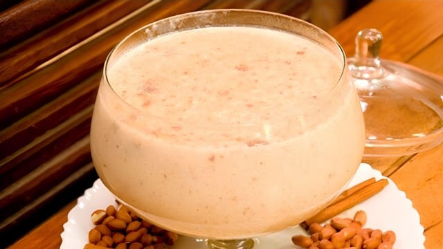 Chá de amendoim delicioso servido em taça grande (Créditos: TudoGostoso/Yasmin)