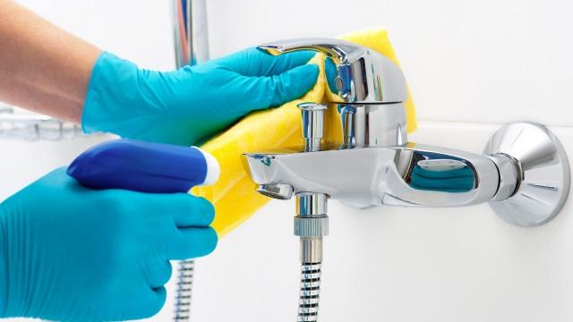 4 lugares no seu banheiro que você esquece de limpar, mas que precisam de limpeza diária ou semanal