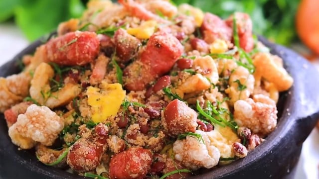 Qualquer bom brasileiro ama um feijão tropeiro: receita diretamente do interior de Minas para a sua cozinha