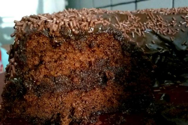 O bolo de chocolate com cobertura de brigadeiro e granulado não poderia ficar de fora da lista! (Créditos: TudoGostoso)