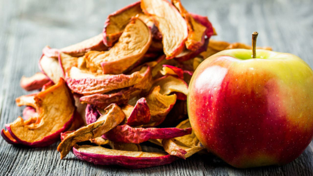 Fruta na airfryer: aprenda a desidratar maçã com ajuda da sua fritadeira elétrica