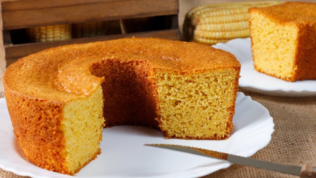 É só bater os ingredientes no liquidificador e levar para assar: bolo de flocão de milho perfeito para o café da tarde