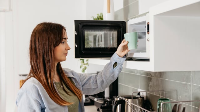 Como manter seu micro-ondas impecável o tempo todo: o truque do papel-toalha